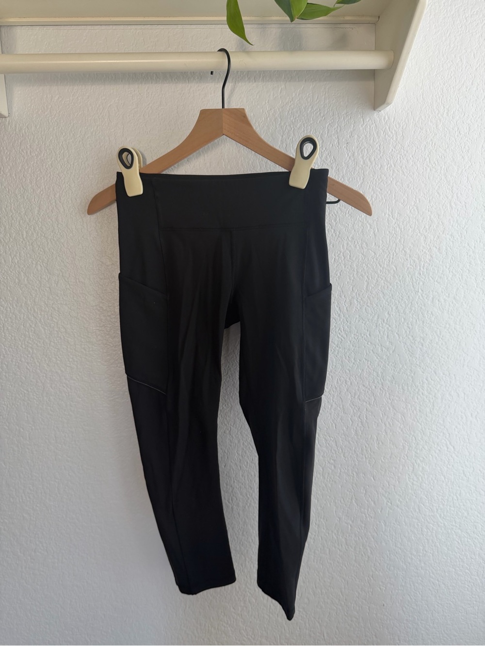 Lululemon Size 2 Women’s Black Performance Crop Leggings with Side Pockets